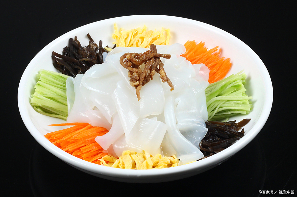 在家做东北五彩大拉皮营养健康,酸辣爽口,百吃不厌