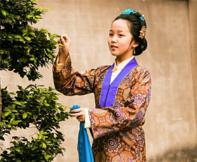 在红楼梦中,几乎所有丫鬟的名字都不俗,只有两个俗不可耐