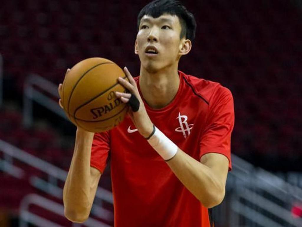 周琦现拿高薪乐开花,曾说打nba还不起房贷,空姐妻子美丽动人