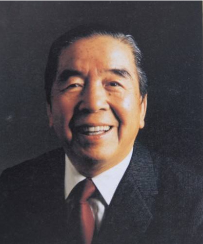 世界船王包玉刚墓,像一座小山丘,比不远处张学良墓壮阔却少人知