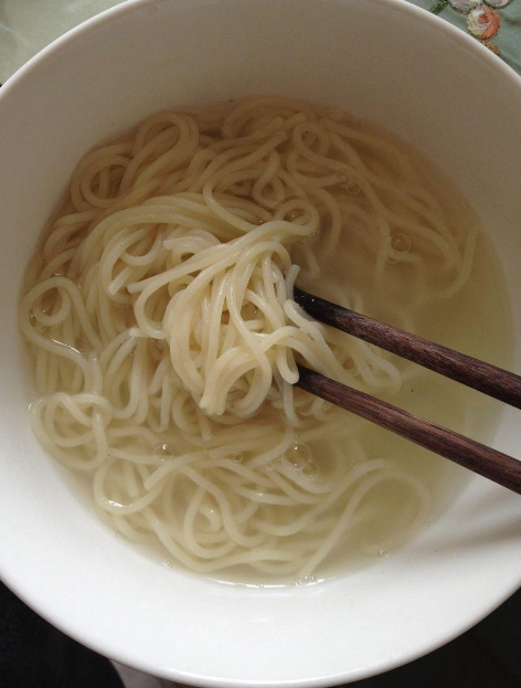 剖腹产坐月子,婆婆给我送白水煮面,2年后她卧病在床我这样做