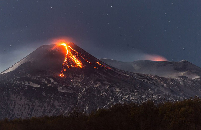 意大利埃特纳火山喷发 滚滚熔岩映红夜空