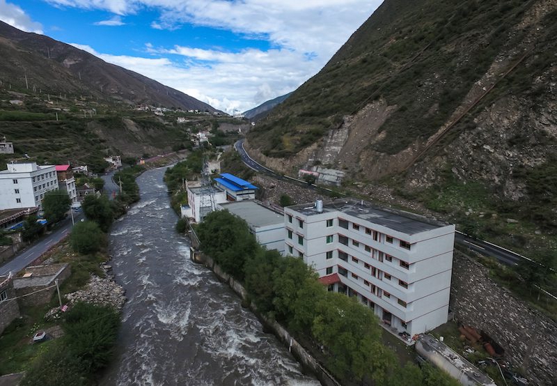 這座所謂的比特幣礦場位於阿壩藏族羌族自治州的水力發電廠,由於電費