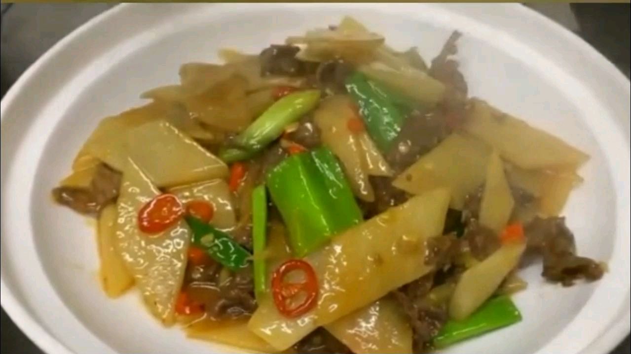 厨师长分享酸萝卜炒牛肉做法,牛肉又鲜又嫩满口酸爽,开胃下饭菜