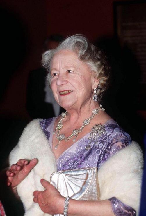 这一款曾经王太后最爱的王冠传给了卡米拉,每一次遇到重要活动,她都会