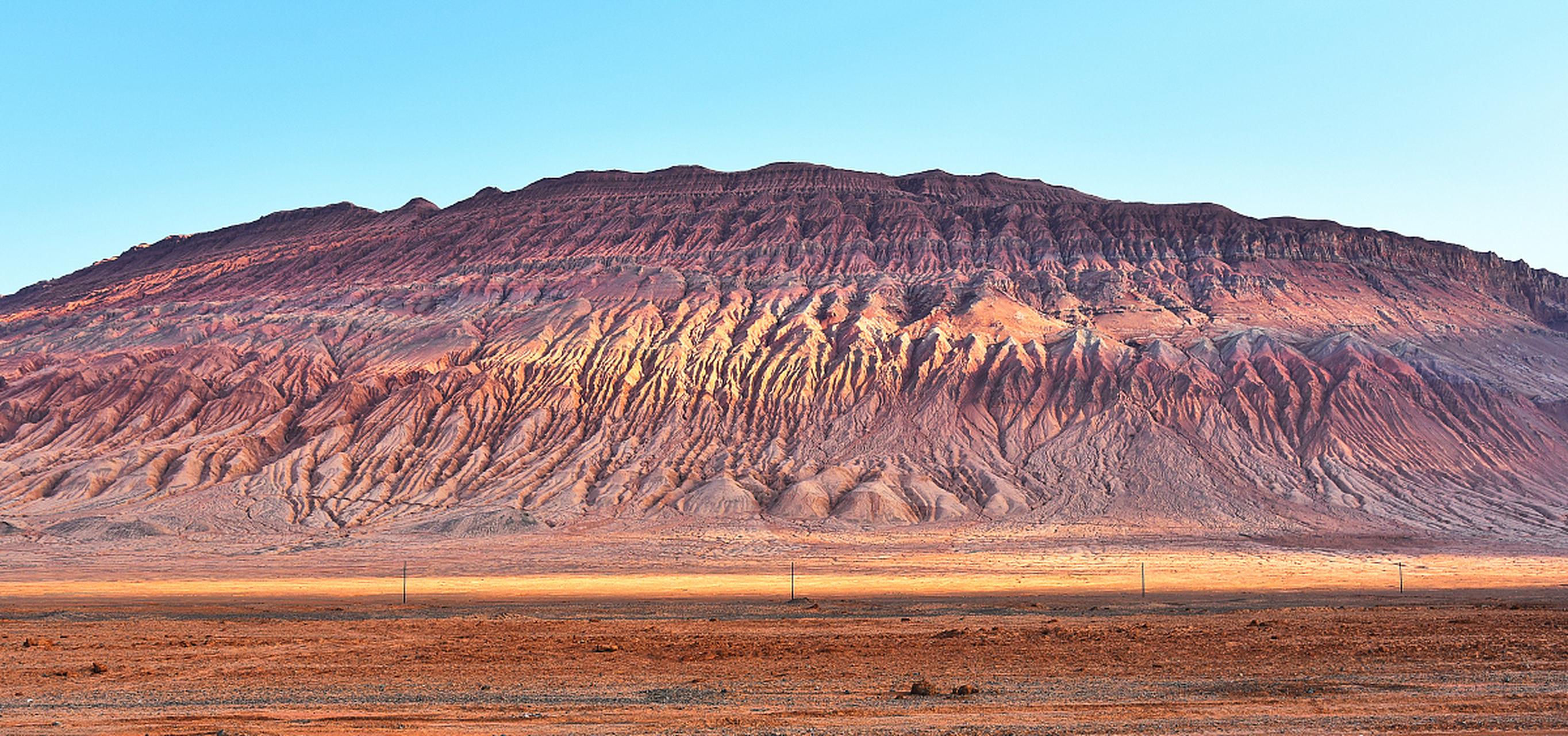 近日网上报道"吐鲁番火焰山地表温度超80℃".