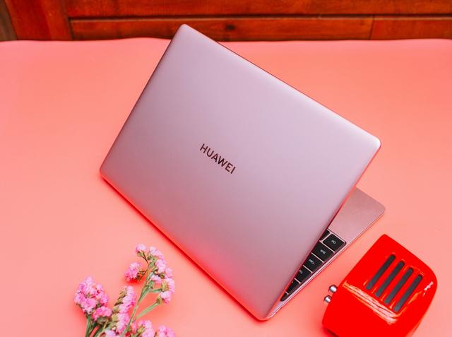 华为matebook 13 2020款樱粉金:还在为女王节送什么而烦恼吗?