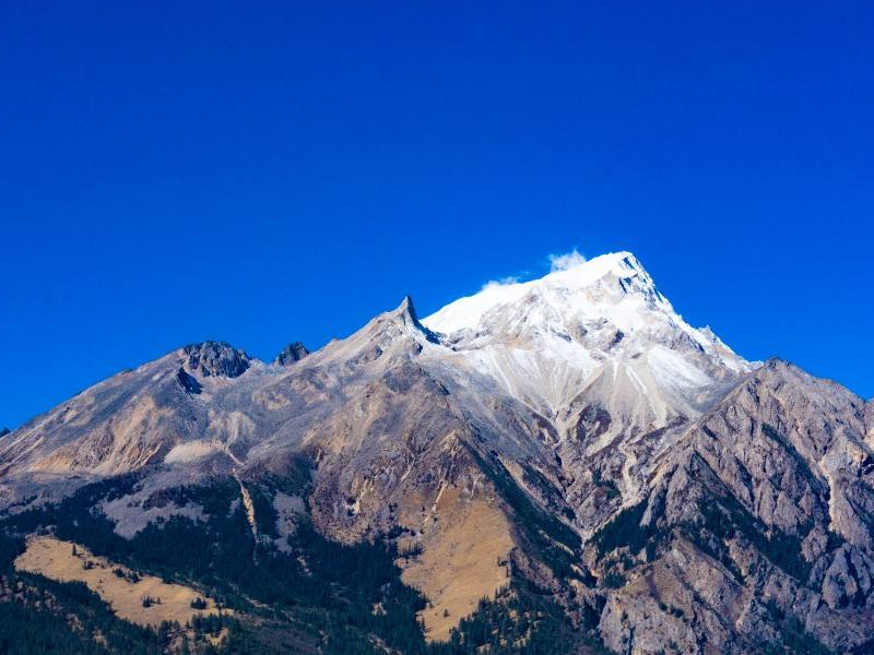 格聂神山的藏语名为呷玛日巴,是我国藏传佛教24座神山中的第13座女神