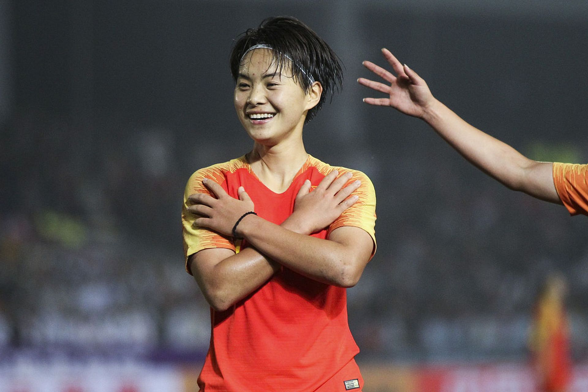 王霜点球破门,中国女足1-0领先海地!