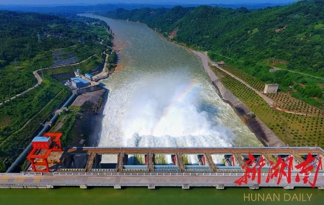 洪江市:托口水电站开闸泄洪腾库