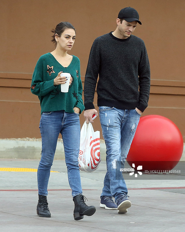 当地时间2018年12月14日,米拉·库尼斯( mila kunis)与男友阿什顿