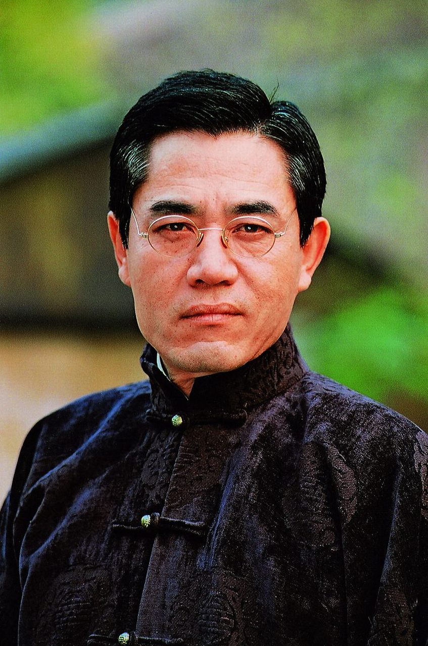 国家一级演员陈宝国工作到凌晨2点收工时,工作人员买来一盒热气腾腾的