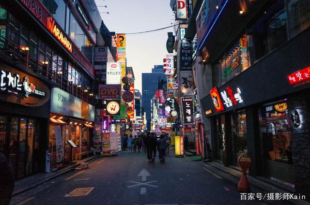 距离炮口威胁仅50公里的邻国首都,夜晚依然灯红酒绿