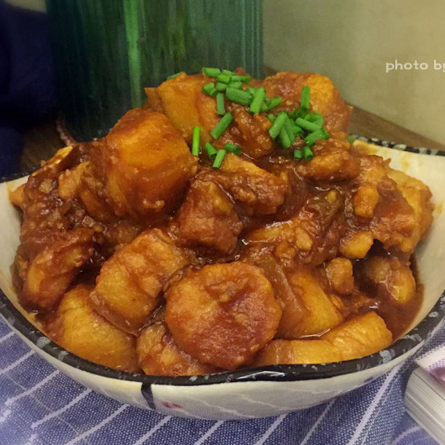 香芋独特的风味和口感,和五花肉炖在一起,芋头吸收了五花肉的油脂粉糯