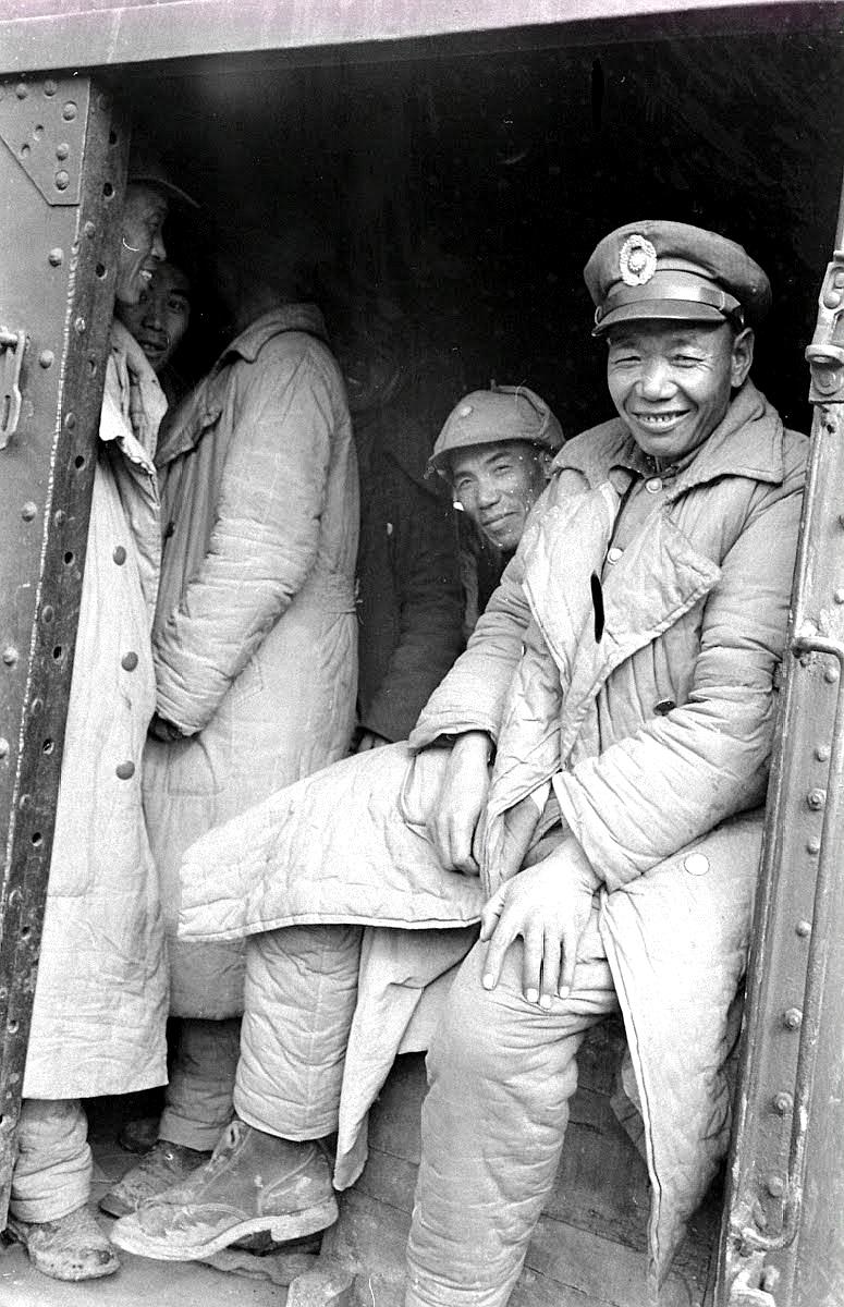 1948年末國民黨控制下的火車站 士兵爭相擠火車