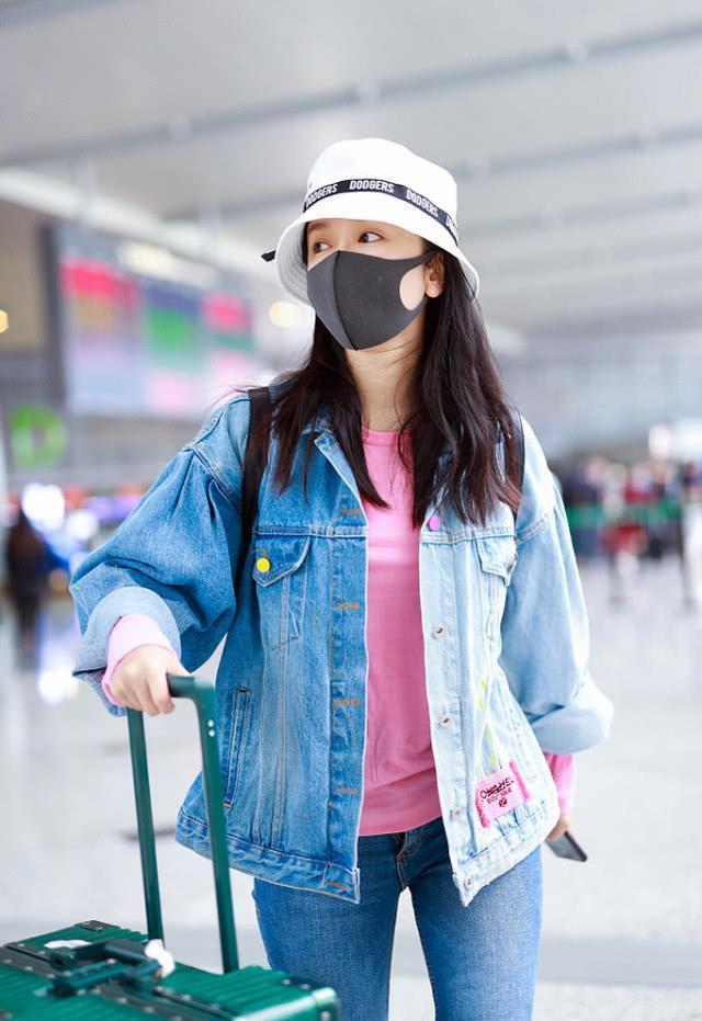 娄艺潇牛仔衣青春时尚,牛仔裤尽显大长腿,渔夫帽小白鞋十分清爽