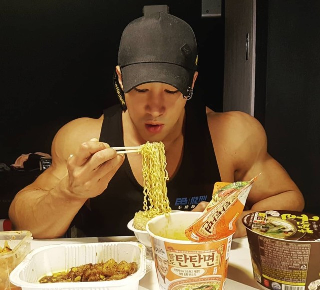 黄哲勋吃泡面吃宵夜,一身威猛肌肉,难怪被称为黄药师