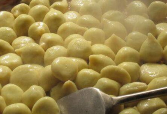 灰水糍几乎是农村人过年过节必备的传统食物.