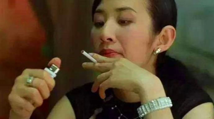 她是黑帮女老大,惨无人道,糟蹋300名女子,还口出狂言!