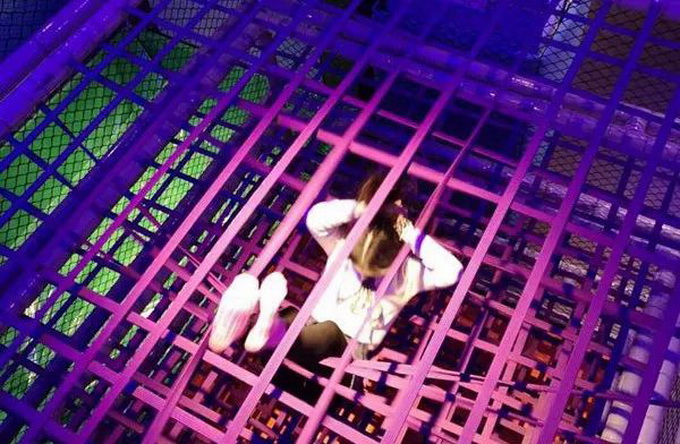 18岁女孩高考后在蹦床馆摔断腰椎,网红项目"蜘蛛塔"谁来监管