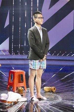 《新闻联播》主持人下半身照片曝光,穿的太"凉爽"