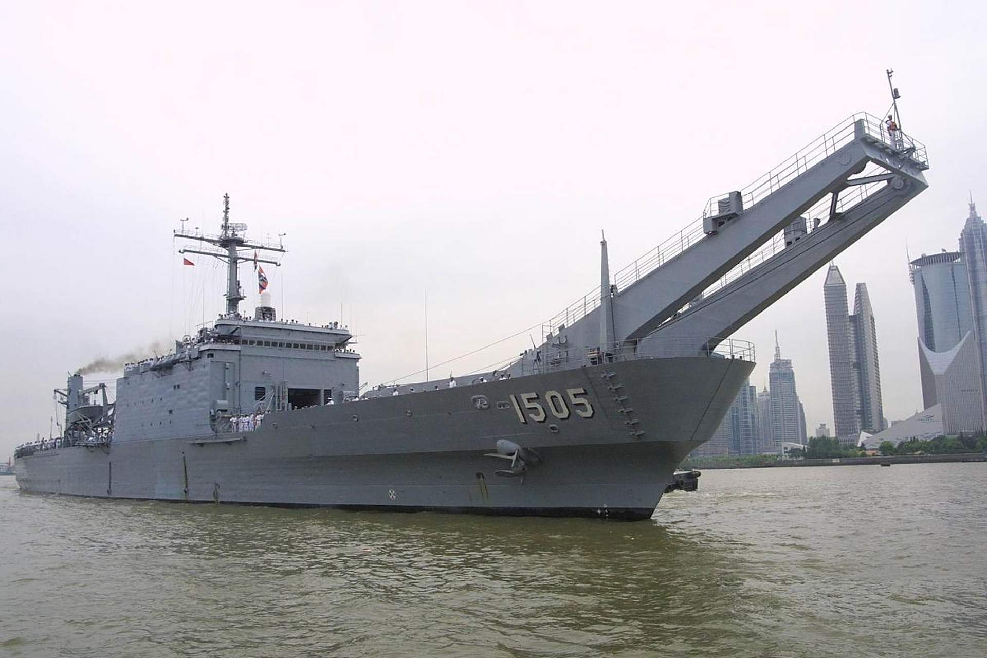 728型气垫登陆舰的排水量在500吨以上,其体积庞大,可以依靠自己的力量