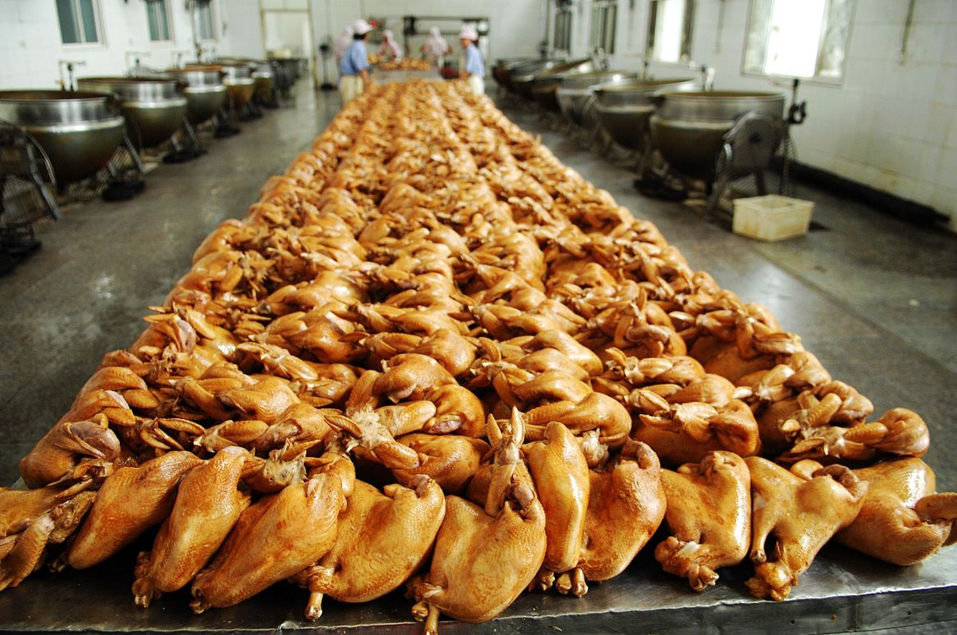 烧鸡 我们那里的人爱吃鸡,比如小鸡炖蘑菇,铁锅炖柴鸡,烧鸡等,比其它