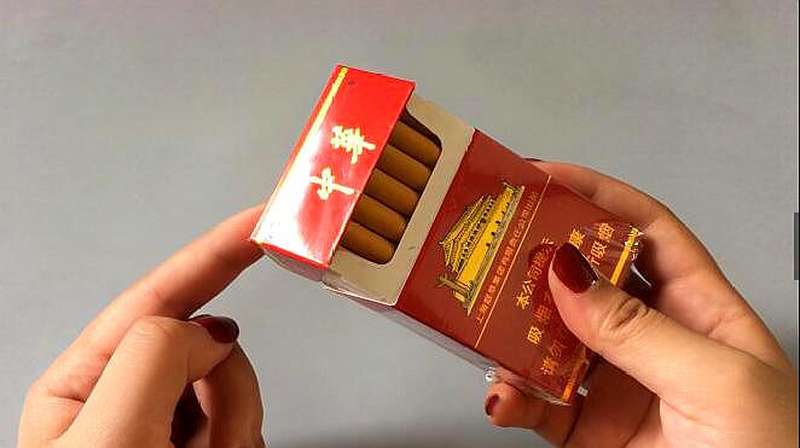 在给别人递烟时有讲究，这样一个小动作，显得更加尊重对方,生活,生活小技巧,好看视频