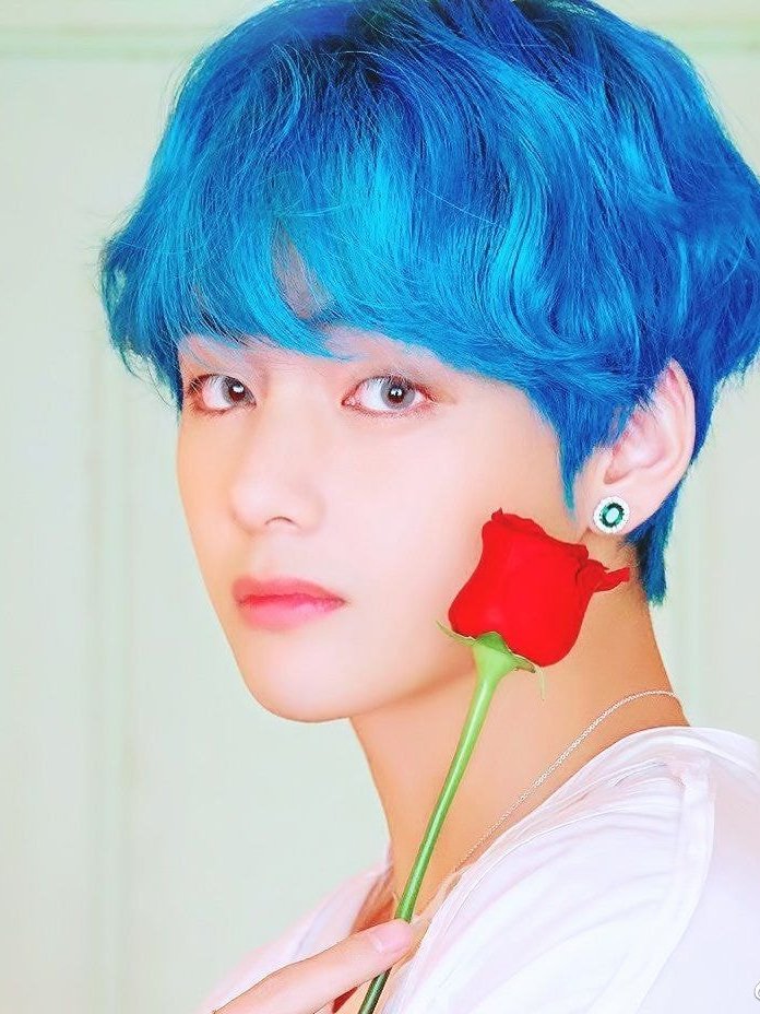 防弹少年团金泰亨华丽复古耳环惊艳全场!这就是传说中的王子吧