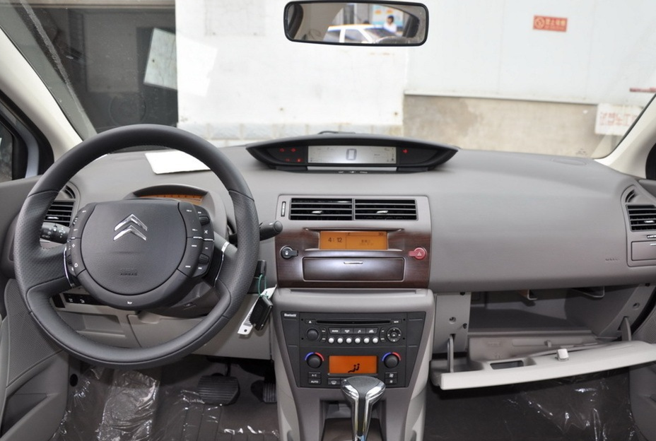 东风雪铁龙凯旋,外观简约大气,性价比高,青年们的理想之选