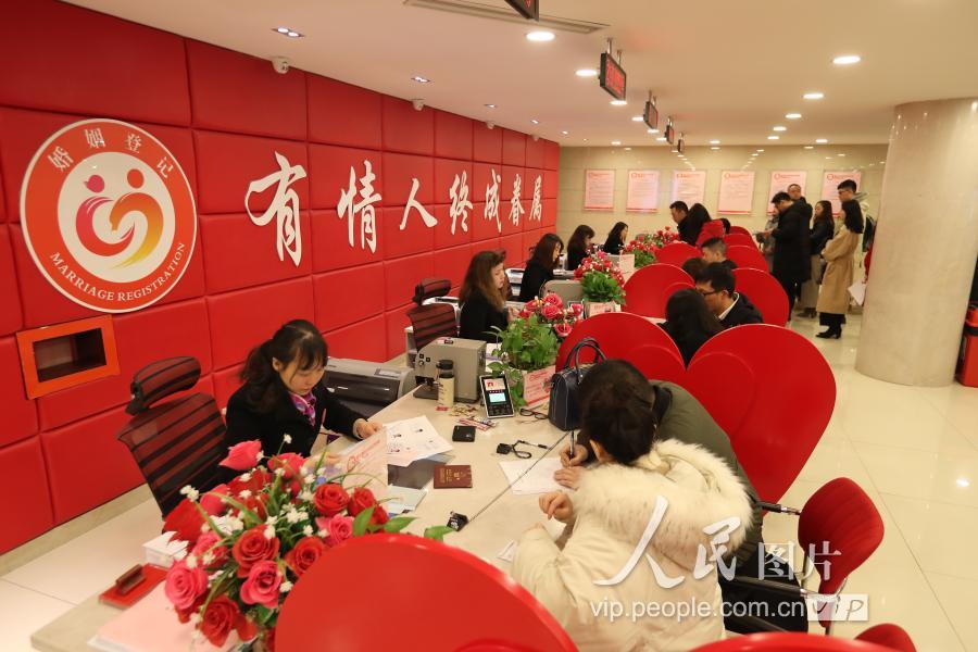 2019年2月14日,重庆市沙坪坝区民政局婚姻登记处,新人在进行婚姻登记.