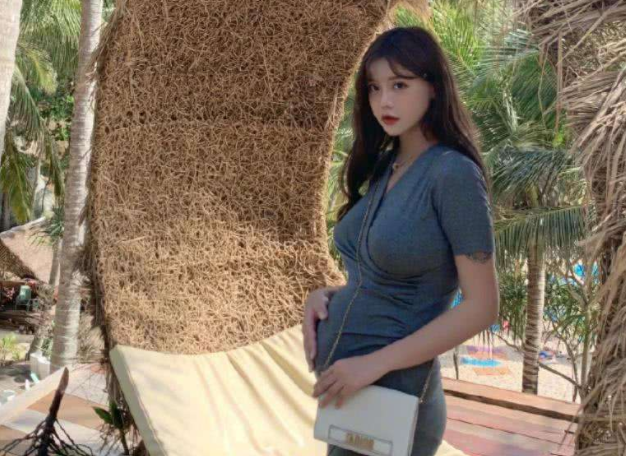 还记得韩安冉吗?19岁怀孕8个月,看到她写真,网友:社会我冉姐