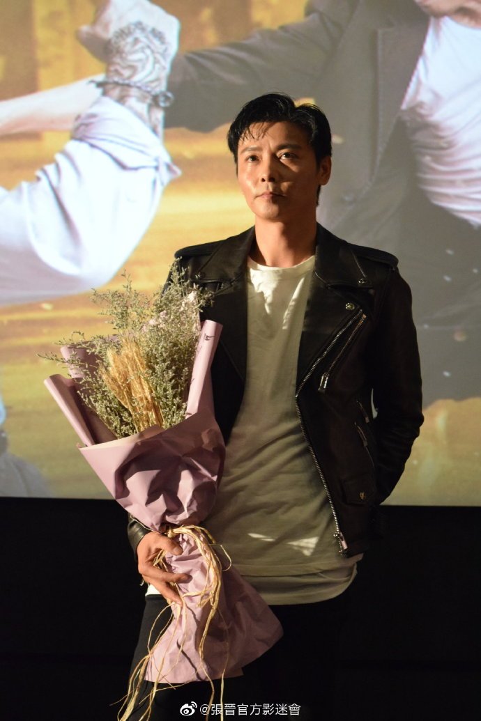 "狗粮撒落一地~ >>关注#张晋##在线吃瓜猜爆料