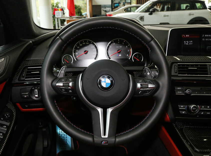 方向盘的握感很好,颜色搭配的也很好,做工也不错.