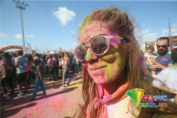 土耳其举行"彩色天空5k"跑步节 参与者浑身涂颜料