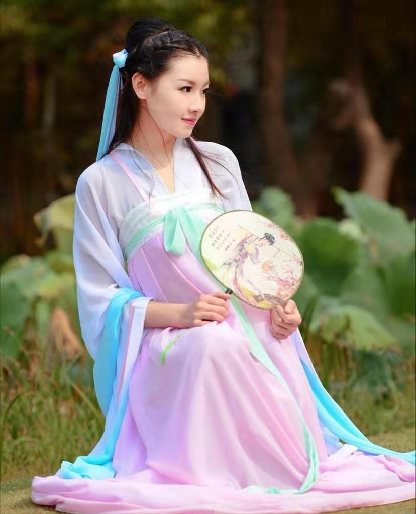 古风拍摄:图三小姐姐身穿改良的汉服,双手托腮,甜美可爱!