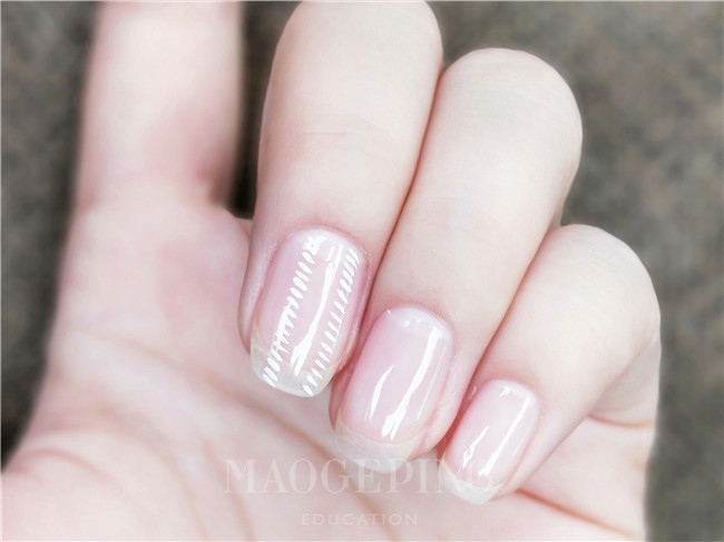 step1:用砂条修剪指甲并用海绵挫打磨好甲面.清洁干净后,刷上底胶.