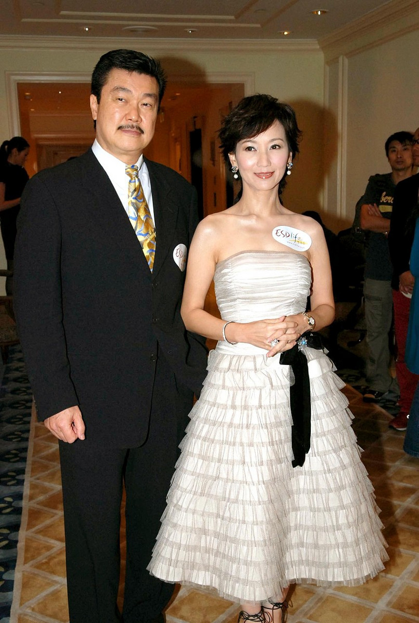 赵雅芝和黄锦燊恩爱夫妻.