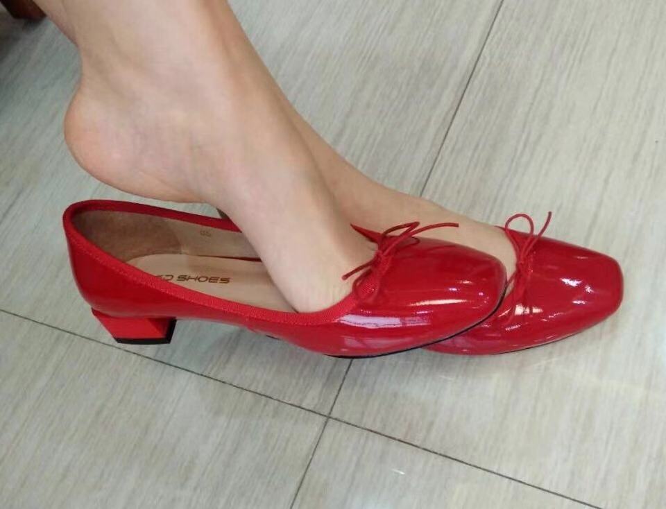 简单的红色瓢鞋,价格不贵看着好看而且时尚