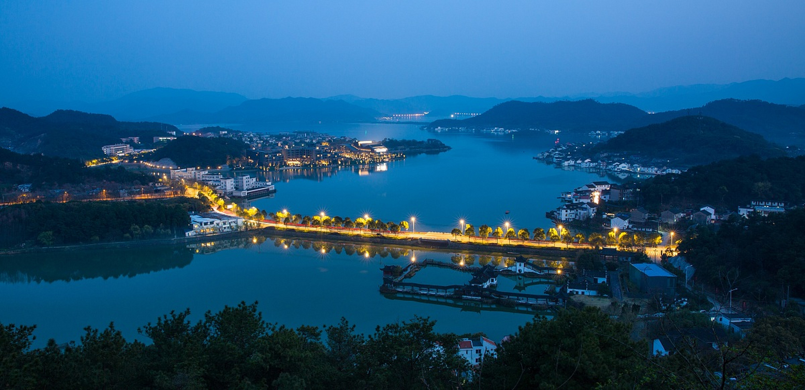 富春江畔的桐庐县,以山水画卷般的自然风光和深厚的历史文化底蕴著称.