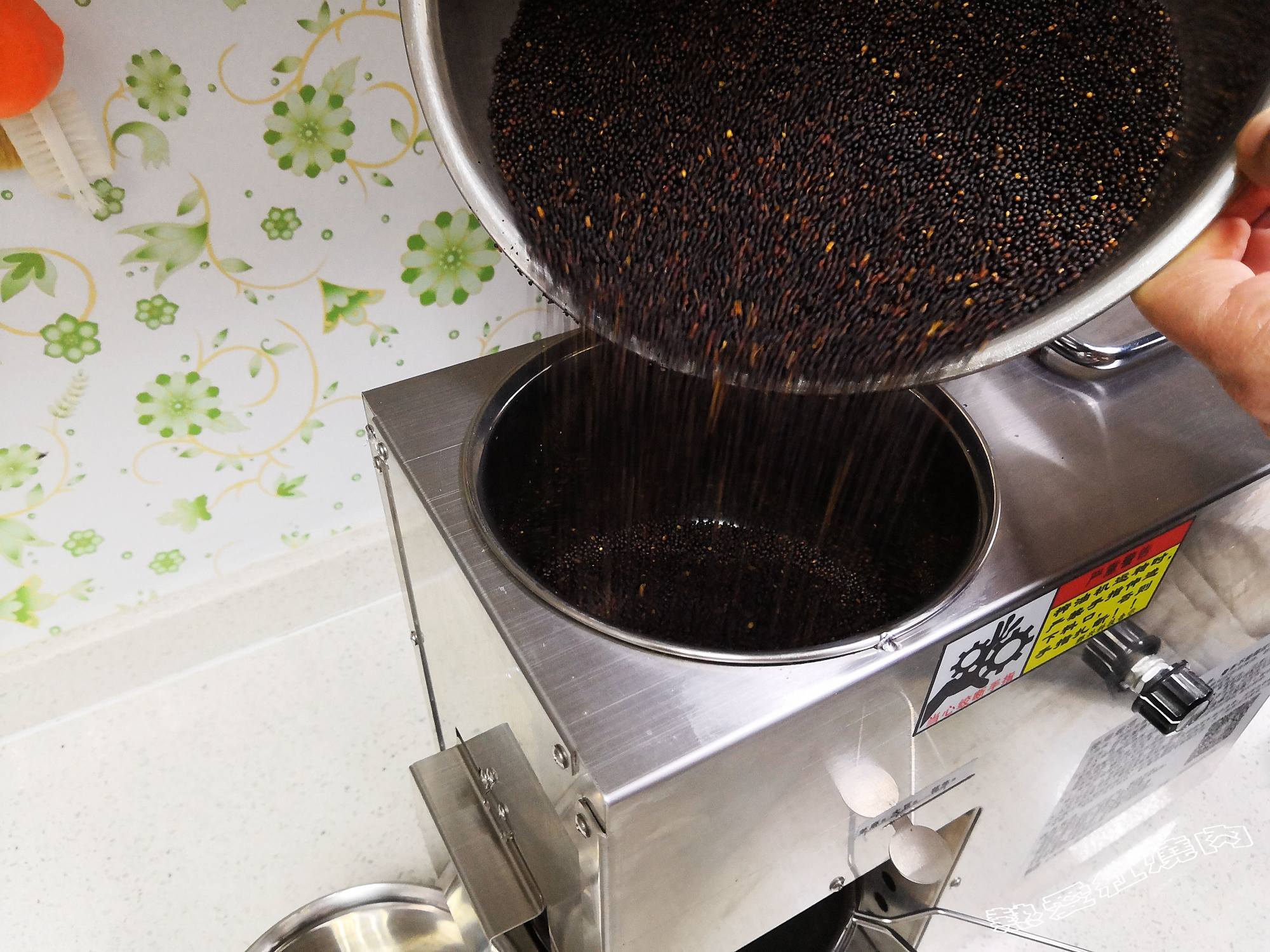 买了十斤油菜籽,自己榨油特别香,就是才榨出二斤半的菜籽油!