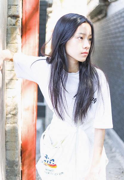 她是《原来你还在这里》里的"少年孟雪",现实中的她清纯甜美!
