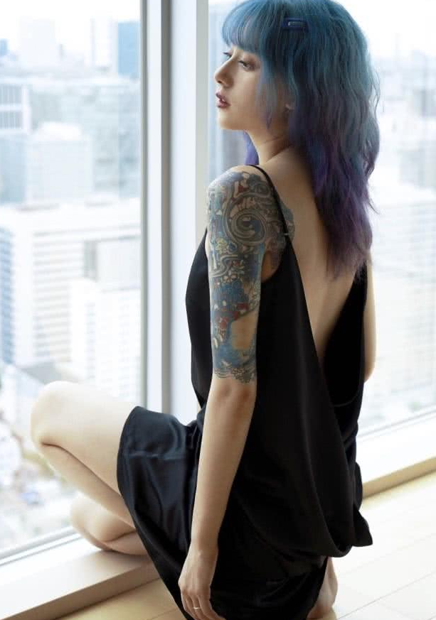 有一种"妖异美"叫李诞老婆,蓝色头发半臂刺青,网友:太任性