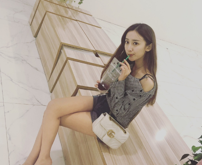 nba女主播佳依现照:身材出众颜值高,靠大长腿迅速走红!