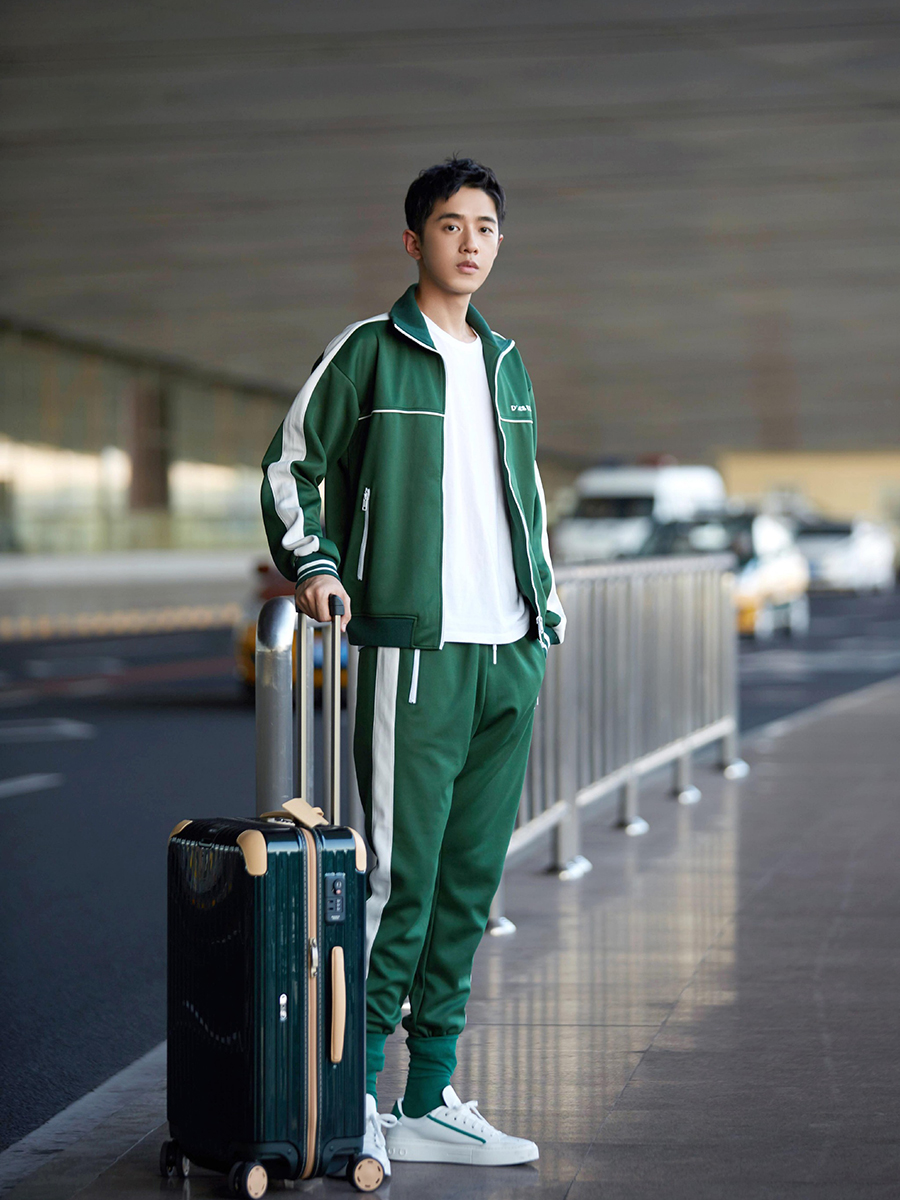 梁靖康杠上绿裤子,不包裤脚改穿拖鞋,帅小伙变老大爷!