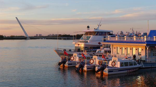 哈尔滨市沿江12座客运码头统一油饰完毕