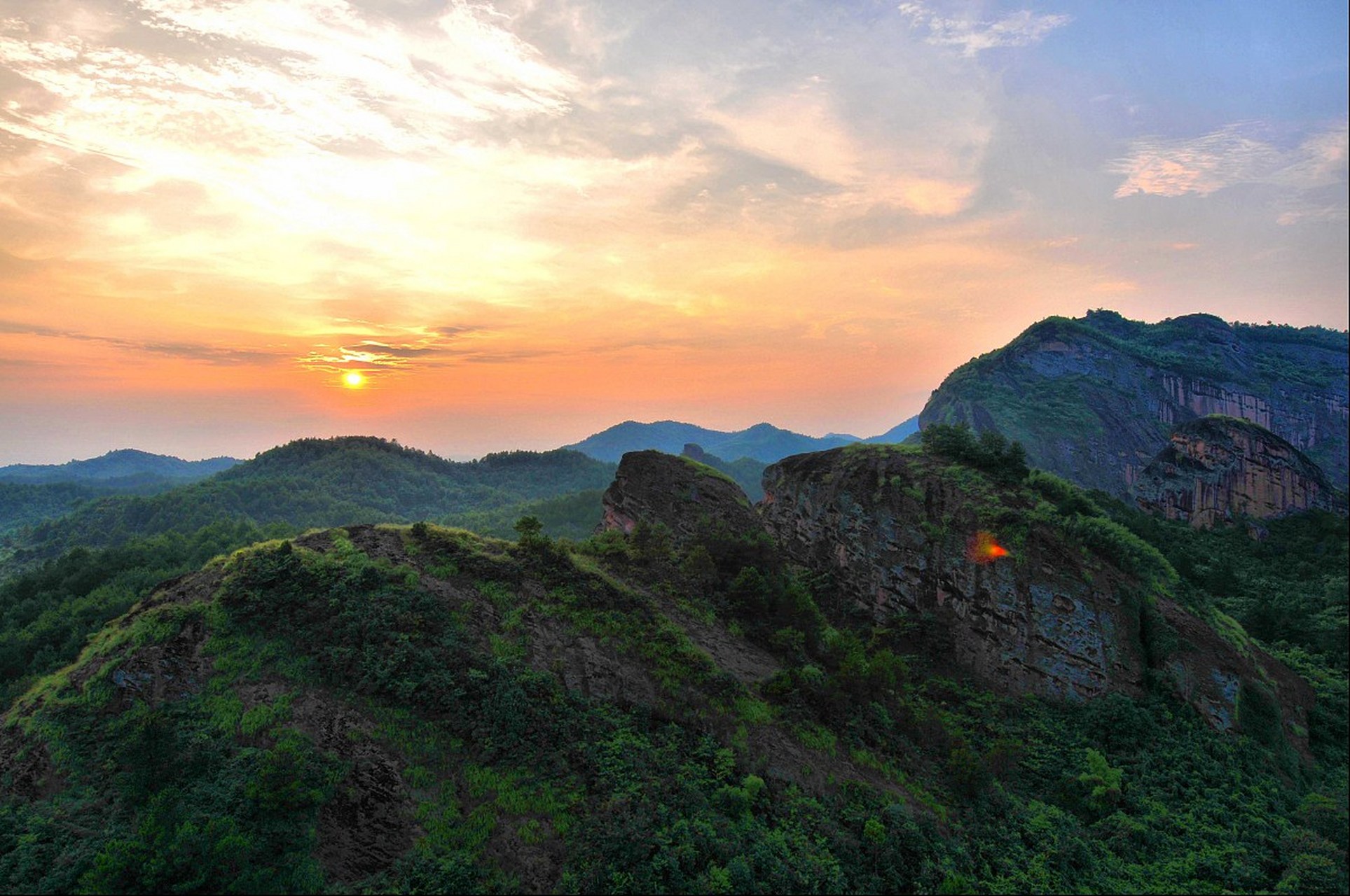 在河南省的信阳市,有一座古老的山峰,它的名字叫金刚台.