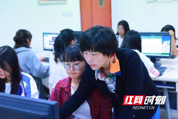 李胜华:春风化雨 教坛里努力播撒爱的种子