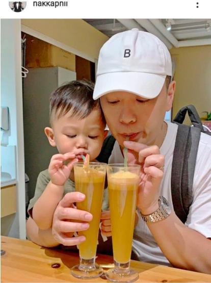 胡杏儿老公晒与儿子合照,父子俩动作同步表情一致太像了