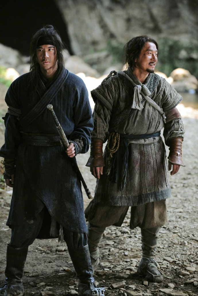 组图:《大兵小将》曝早年剧照 成龙衣着破烂王力宏帅气持剑